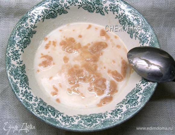 Немного кефира нагреваем до тёплого состояния. Разводим в нём дрожжи и сахар, даём дрожжам «ожить».