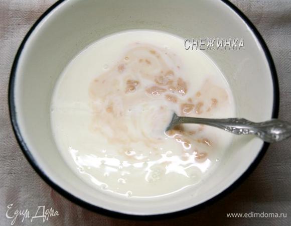 Остальной кефир выливаем в миску, в которой будем замешивать тесто. Добавляем соль, «ожившие» дрожжи.