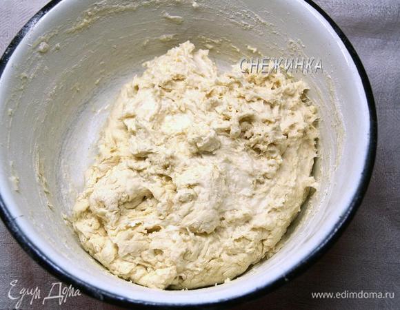 Постепенно просеиваем муку, замешивая тесто. Муки может уйти меньше или больше, тесто должно отставать от стенок миски, но оставаться слегка липким.
