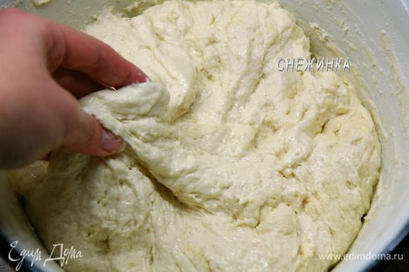 Теперь добавляем растительное масло и рукой вымешиваем тесто, оно становится более однородным и не липким.