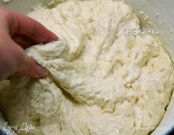 Теперь добавляем растительное масло и рукой вымешиваем тесто, оно становится более однородным и не липким.