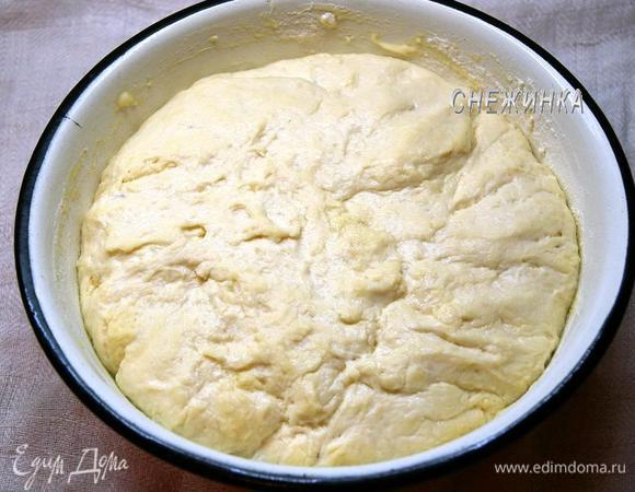 Оставляем тесто в тёплом месте на 1,5 часа, чтобы оно поднялось.