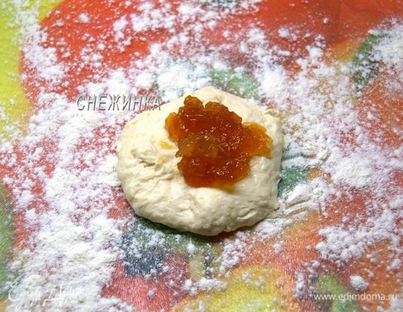 Лепим пирожки. Так как тесто остаётся очень мягким и слегка липким, то я подготовила блюдце с растительным маслом и перед лепкой пирожков смачиваю слегка руки в масле. Итак, отщипываем кусочек теста, формируем лепёшку. В центр кладём варенье по 1 ч.л. Можно использовать любое густое варенье, повидло, джем, фрукты, либо другие начинки: капустную, грибную, яичную и т.д. Варенье варила осенью стандартным способом, порезала яблоки дольками и засыпала сахаром, дала яблокам пустить сок и варила до готовности, перед выключением добавила корицу по вкусу. Можно приготовить яблочную начинку, потомив кусочки яблок с сахаром.