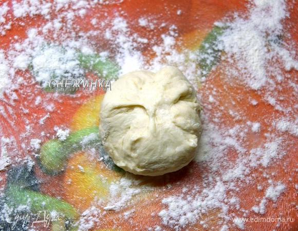 Соединяем концы лепёшки в центре, формируя округлый пирожок. Слепленные пирожки кладите на хорошо присыпанную мукой поверхность.