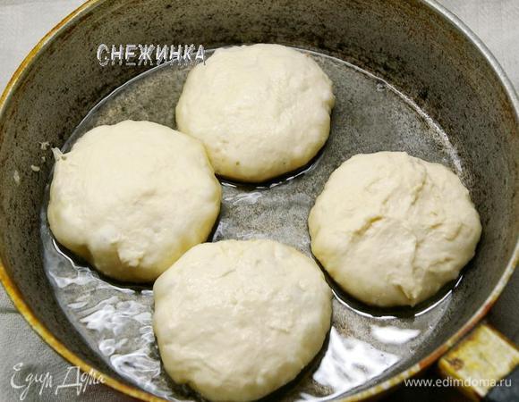 На сковороде хорошо разогреваем немного растительного масла. Укладываем пирожки швом вниз. Жарим под крышкой.