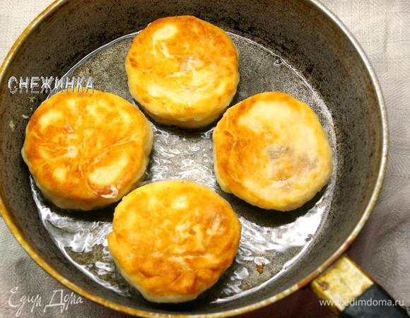 Переворачиваем, когда они подрумянятся снизу и жарим на другой стороне.