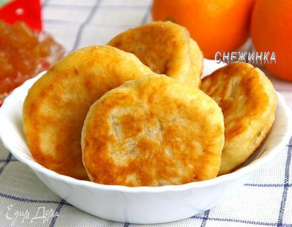 Готовые пирожки кладём на блюдо и подаём ещё тёплыми с молоком, чаем или кофе. Приятного аппетита!