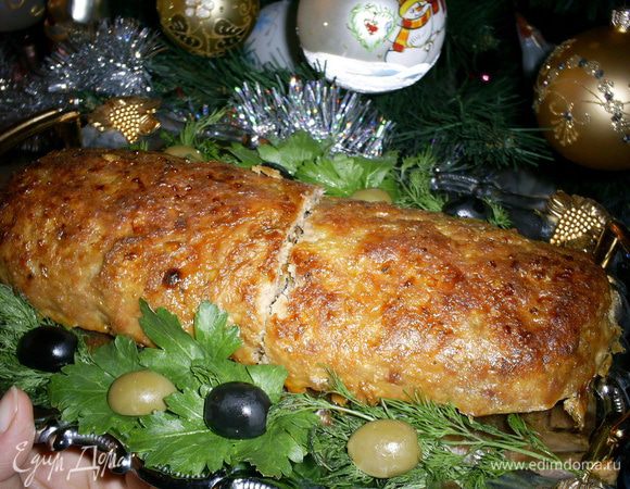 Положите рулеты швом вниз на противень, застеленный двумя слоями фольги. В нескольких местах проколите рулеты вилкой и полейте оставшимся молоком. Отправьте в разогретую до 200°C духовку на 30 минут. Полейте рулеты молоком несколько раз в течение запекания. Они должны стать румяными и ароматными. Очень вкусно как в горячем, так и в холодном виде. Холодный рулет режется лучше. Угощайтесь!