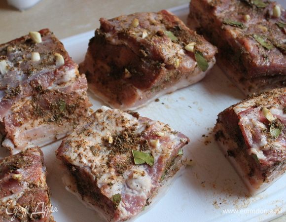 Нашпиговываем кусочки  чесноком - сделаем надрезы и вставляем туда тонкие кусочки чеснока.
 Смешиваем майонез, молотый лавровый лист, молотый чёрный перец, соль, паприку, укроп - и этой смесью  натираем  все бока сала.