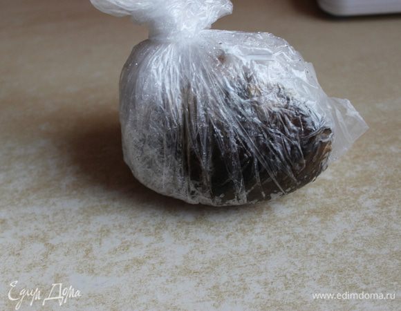 Теперь самое главное: берем  обамазаный  кусок сала укладываем в полиэтиленовый пакет( пищевые есть такие пакеты на литр) - в каждый такой пакет кидаем еще  1 гвоздику, и перец горошком.  Завязываем его плотно, и кладем  етот пакет еще в один , затем еще в один, каждый плотно завязываем. Итак проделываем со всеми кускочками , каждый кусочек в трех пакетах будет.