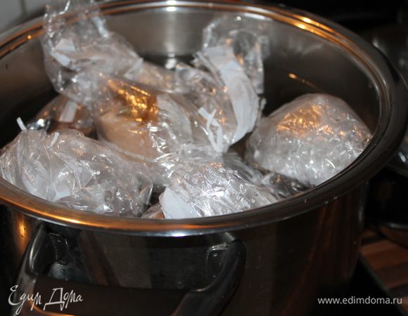Тепер берем кастрюлю , я беру на 6 литров , наливаем воду  половину кастрюли, и ставим на большой огонь и сразу выкладываем в холодную воду   наши пакетики. Когда вода закипит варим наше сало 2 часа., я убавляю  огонь на половину но чтобы вода там кипела.Я варю 1,5 часа.. так как у нас я покупаю свежее сало , оно тонкое и нежно ему хватает.