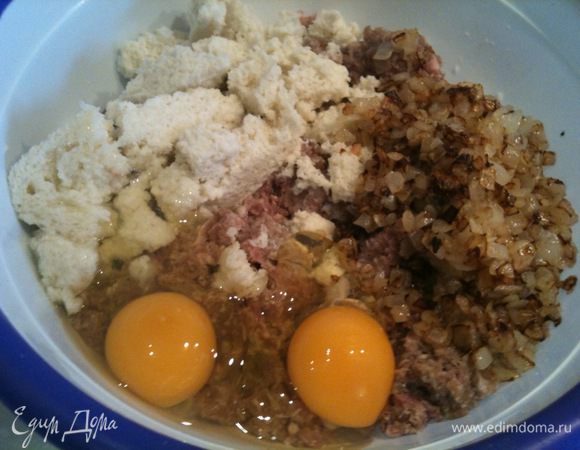 Добавить в фарш батон, обжаренный лук яйца, посолить, поперчить по вкусу...