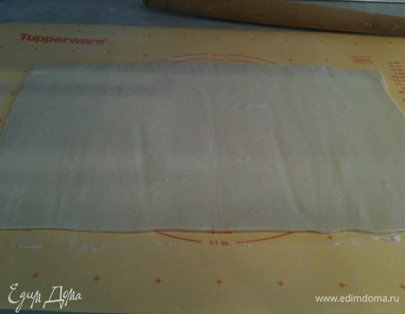 Тесто разморозить. Раскатать так, чтобы из него можно было получить 3 пласта по размеру формы, в которой будет выпекаться пирог...