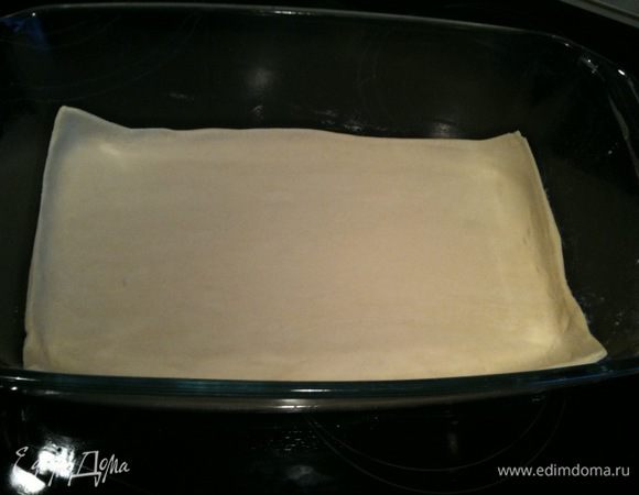 Дно формы смазать растительным маслом и выложить первый пласт теста....