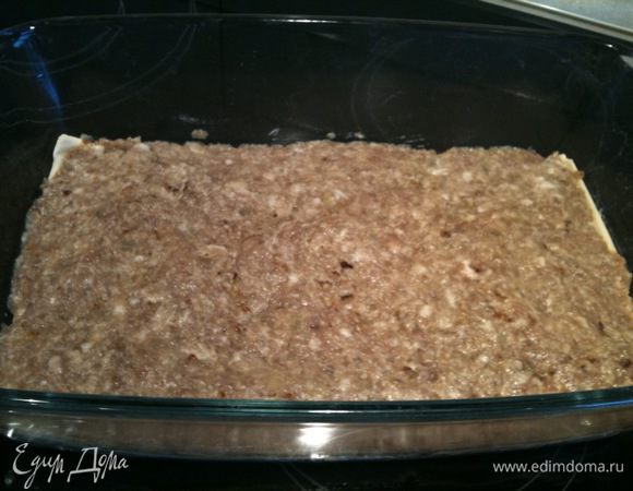 На тесто выложить половину фарша, накрыть вторым пластом теста, снова фарш...