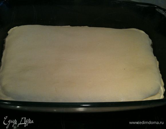 Фарш накрыть третьим пластом теста, края теста завернуть во внутрь пирога...