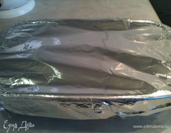 По истечение времени температуру уменьшить до 180 градусов, пирог достать и закрыть фольгой. После этого поставить выпекаться еще на 50 минут. После этого снять фольгу, сделать несколько проколов зубочисткой и оставить в духовке еще на 10 мин...