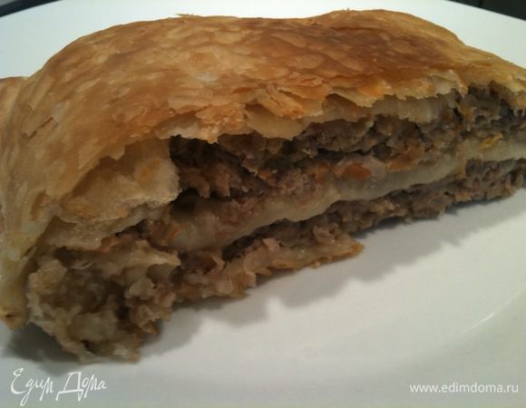 Пирог нарезать и подать горячим. Хочу сказать сразу, что пирог достаточно трудно порезать горячим, но возможно! Гораздо легче он режется после остывания, остается таким же вкусным, но к сожалению не таким хрустящим.
Приятного аппетита!