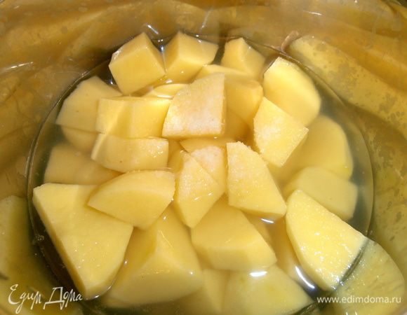 Картофель для быстроты нарезать на кусочки и отварить с крупной щепоткой соли.