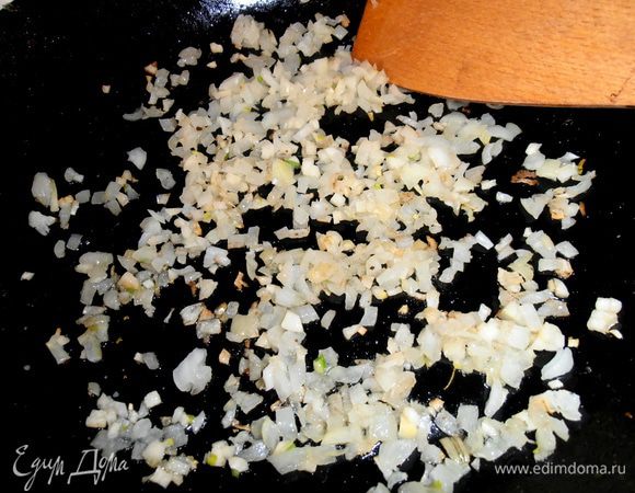 Обжарить их слегка на растительном масле.