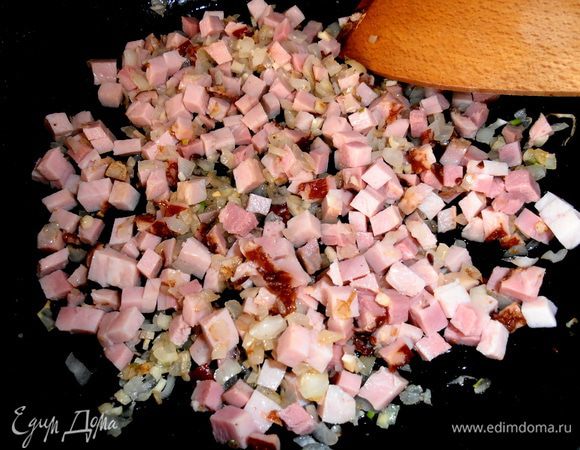 Мясо - уже готовый продукт и особо обжарки не требует, но "подружить" его с луком и чесночком желательно, т.е. немного перемешать на огне вместе! Если используете фарш, то нужно добавить специи и жарить несколько минут.