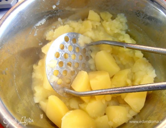 Возвращаемся к картошке! Такими кусочками она варится буквально несколько минут. Сливаем лишний отвар в кружку и начинаем толочь картофель любой толкушкой. У меня ушёл весь отвар постепенно, но его и было немного.