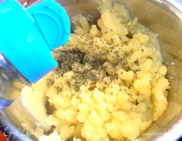 Тут мне захотелось подукрасить картошечку сушёной петрушкой (или можно укропом), примерно две ложечки сыпанула...