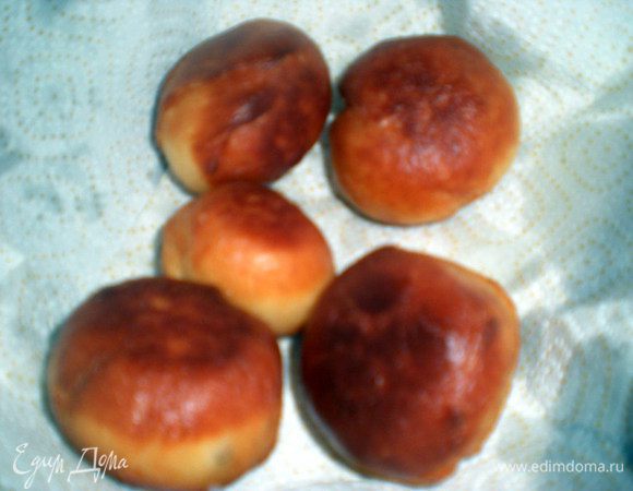 Вытаскивать шумовкой и выкладывать на несколько слоев бумажного полотенца.