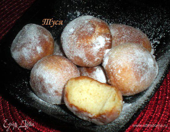 Посыпать сахарной пудрой, если хотите наполнить пончики,то придется воспользоваться кондитерским мешком с тонкой насадкой.