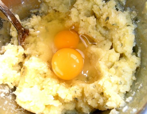 Перемешиваем, чтобы манка сразу начинала "работать", т. е. разбухать))) И тогда вбиваем пару яиц.