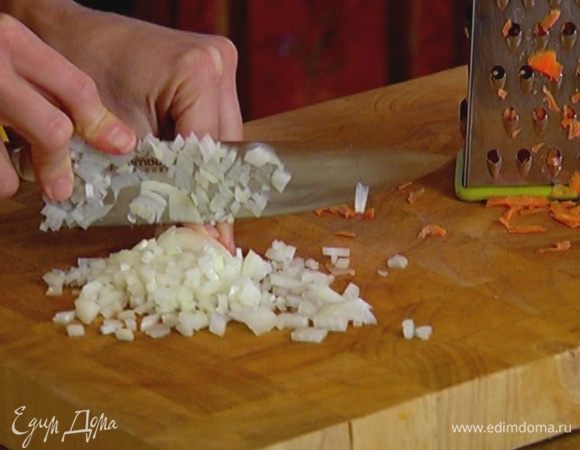 Лук почистить и мелко порубить.