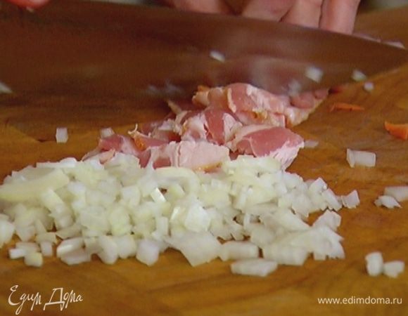 Бекон порезать небольшими кусочками.