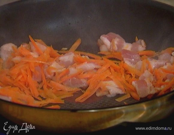 Разогреть сковороду, выложить бекон и морковь, влить 1 ст. ложку оливкового масла и перемешать.