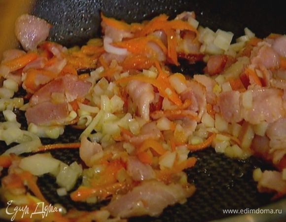 Добавить лук и обжарить все до золотистого цвета.