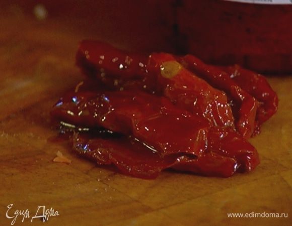 Вяленые помидоры порезать небольшими кусочками и выложить к бекону.