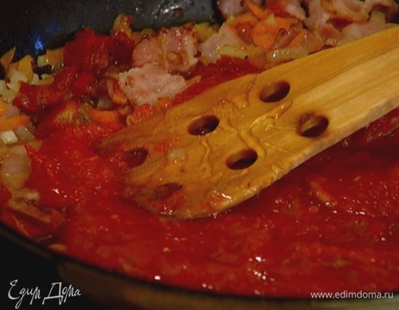 Добавить помидоры в собственном соку и мед, все перемешать.