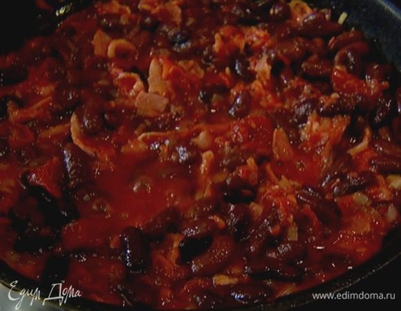 Отправить в сковороду вареную фасоль, еще раз перемешать и дать выпариться лишней влаге.