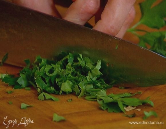 Петрушку мелко порубить.
