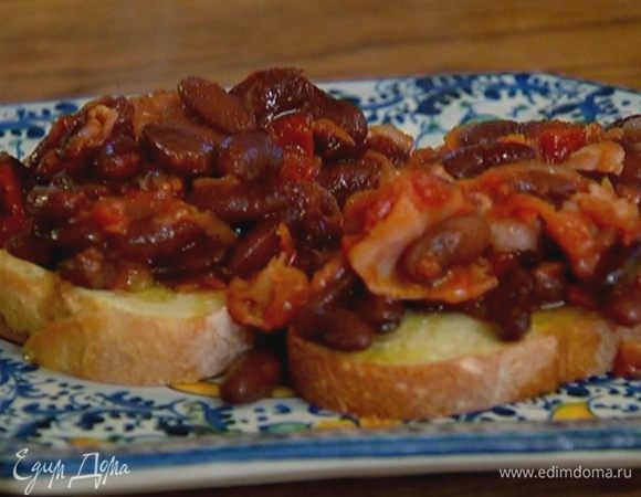 Сбрызнуть тосты оставшимся оливковым маслом и выложить на них фасолевую начинку. Посыпать сверху сыром и петрушкой.