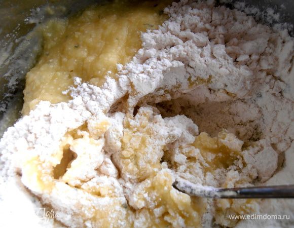 Теперь очередь муки...Всыпаем по полстакана и перемешиваем...Пробуем на соль.