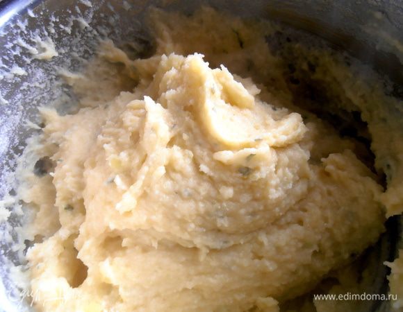 Вот такое тягучее тесто-пюре должно получится! Кто готовил клёцки - знают, что чем меньше муки, тем они нежнее будут, поэтому особо не увлекайтесь!