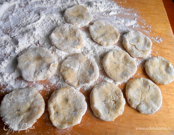 Окунаем пальцы каждый раз в муку и формируем лепёшечки. Возвращаем их снова на муку...