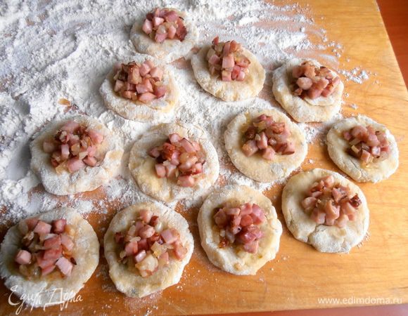 В центр каждой лепёшечки кладём чайной ложкой начинку.