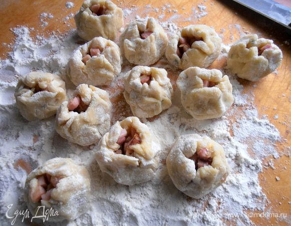 Опять окунаем пальцы в муку и собираем тесто к центру...