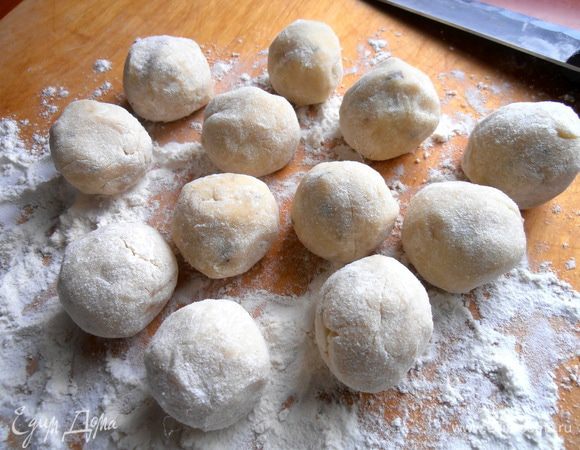 Затем защипываем отверстие и катаем в ладонях шарик!