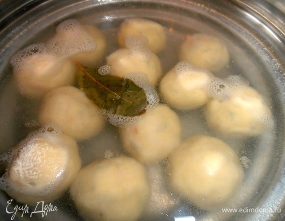 На огне в это время кипит вода с лавровым листиком и солью. Аккуратно погружаем наши шарики, через минуту помогаем им отлепится ложкой от дна (если нужно) и варим минут 10.