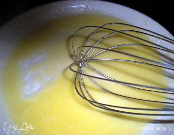 Как только масло начнёт слегка пениться,добавить муку.Снять с огня и и быстро мешаем венчиком,до тех пор пока мука не впитает все масло.Получится густая пастообразная масса.