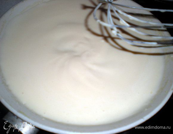 После того как смесь станет однородной и гладкой,продолжаем нагревать бешамель на среднем огне,до тех пор,пока соус не начнет пузыриться.