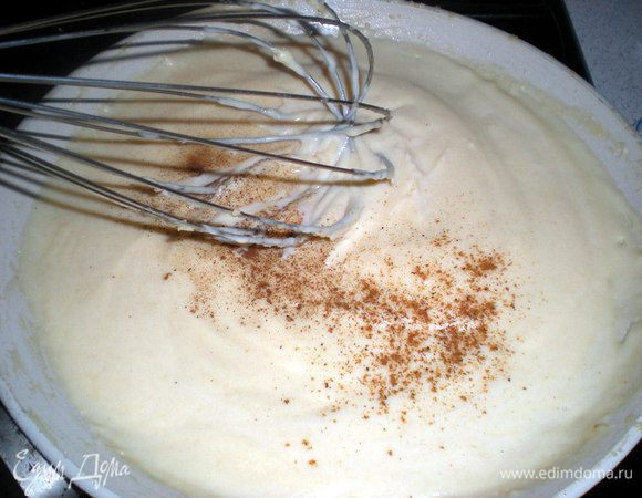 Пусть покипит еще минуту.Затем посолить,поперчить и добавить мускатный орех. Остудить.Если хотите получить соус с более богатым вкусом, расплавьте в нем 25-40 г тертого сыра. Из этого количества получится 200г соуса,этого количества хватит на 6 конвертов.