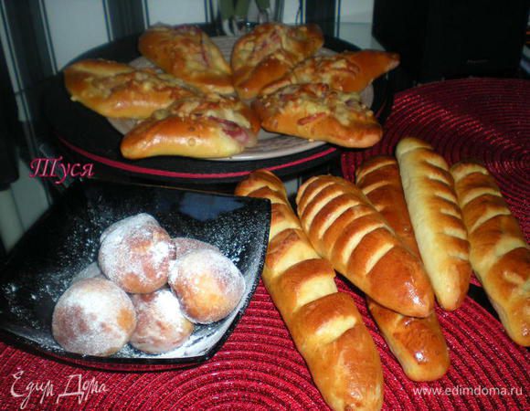 Из общего количества ингредиентов для сладкого теста,я испекла 6 багетов венского хлеба,9 конвертов и 10 пончиков.